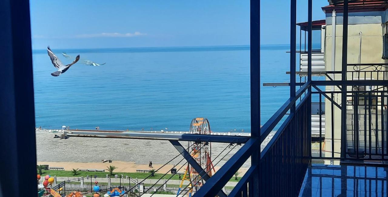 Apartment Desi With Sea View On The Beach In 바투미 외부 사진