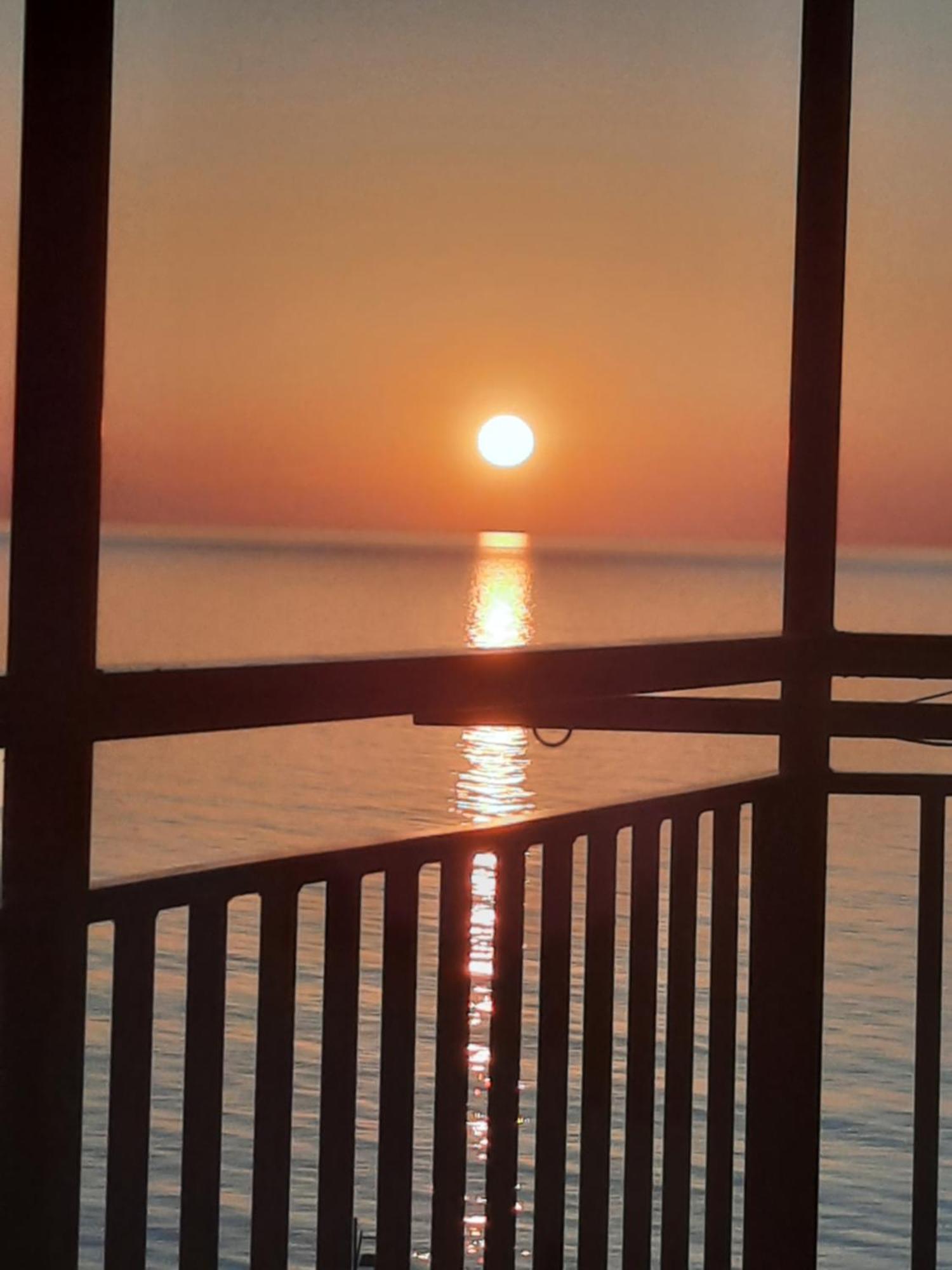 Apartment Desi With Sea View On The Beach In 바투미 외부 사진